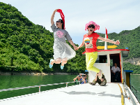 南河美景美女相伴