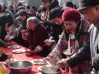 腊八来，戏开台