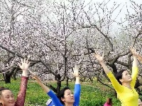 谷城初心瑜伽美女够拼的