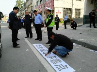 对非机动车乱停说NO！谷城公安城管联合规范城内北街秩序