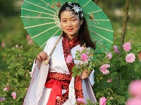 汉服秀惊艳老君山樱花谷