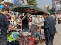 重拳出击 谷城交警严查拆除电动车安装遮阳篷