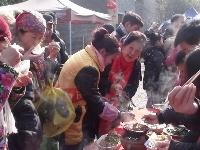 腊八来，戏开台