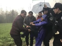 紫金民警哥一把伞撑起一片天