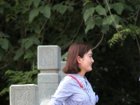 樱花谷里遇美女