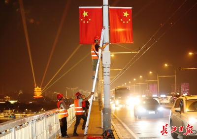一夜之间满城尽带“中国红”，4万面国旗扮靓江城迎 