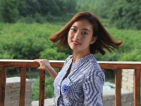 樱花谷里遇美女