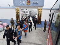 保康48名在押人员转押老河口沿线警戒