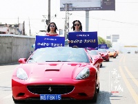 跑车与美女上演速度与激情，快到世纪广场来瞅瞅
