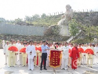 谷城60余老年朋友樱花谷里秀太极
