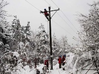 大雪突袭 谷城全力抢修受损电力设施