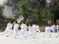 谷城60余老年朋友樱花谷里秀太极