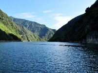 粟谷高峡出平湖