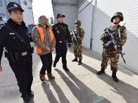 保康48名在押人员转押老河口沿线警戒