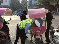 重拳出击 谷城交警严查拆除电动车安装遮阳篷