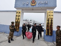 保康48名在押人员转押老河口沿线警戒