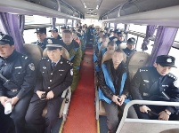 保康48名在押人员转押老河口沿线警戒