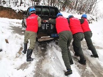 大雪突袭 谷城全力抢修受损电力设施