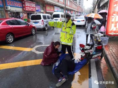 大雨中，发生在武汉街头的这一幕，温暖了所有人 