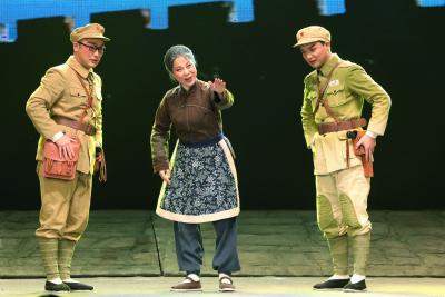 襄阳花鼓戏《远山丰碑》在汉首演，“蒙太奇”对话感动观众