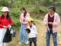 【图集】伊顿幼儿园举行“亲近自然，拥抱春天”的亲子游学活动