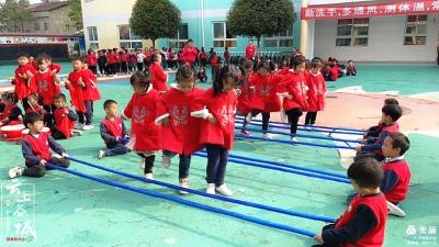 石花镇中心幼儿园：跃动竹竿 趣舞童年