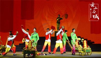 谷城大型红色革命题材现代戏《滚灯谣》在本地首场公演