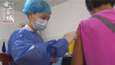 谷城疫苗接种点 90后护士“挑重担”