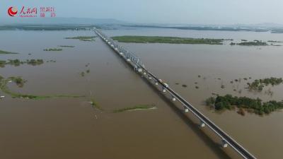 中俄两国首座跨江铁路大桥铺轨贯通