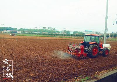谷城：机械化作业示范 推进油菜制种基地建设