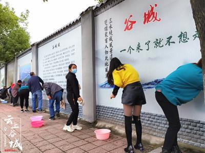 三岔路中心小学：党员进社区开展“洗脸行动”