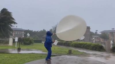 “圆规”来袭！气象人8级强风中放飞探空气球，被气球拽到站不稳脚跟