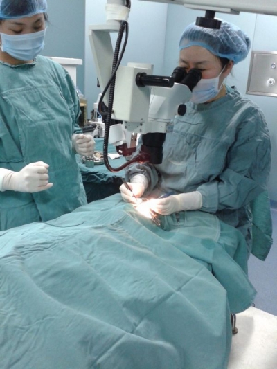 中医院成功完成眼球内异物清除术