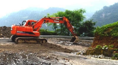 保康交通部门及时抢修发生路基坍塌路段