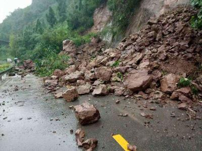 持续降雨道路频现险情 保康全警上路排险