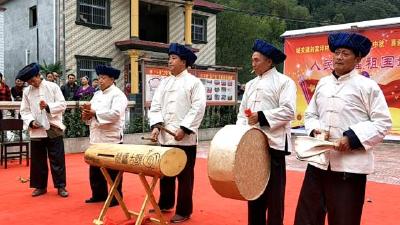 一群保康人把牛骨头、石头、原木当做打击乐器搬上舞台