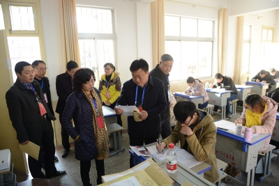 全县事业单位招考笔试在县一中举行