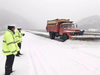 第二轮降雪来袭 保康警方全力应对冰雪天气下道路交通安全管理工作 