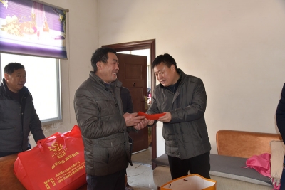 徐声军到城关镇慰问困难群众和老党员