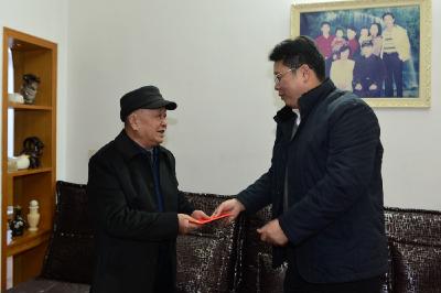 张世伟等县领导春节前夕走访慰问送温暖