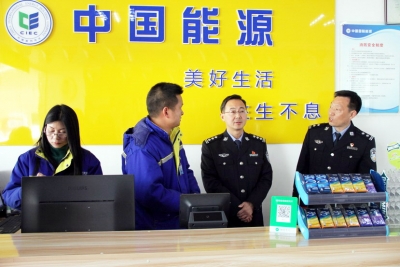 刘锴突访加油站（点）民爆仓库检查安全整治工作