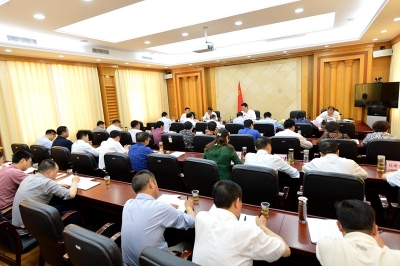 张世伟主持召开县委常委（扩大）会议