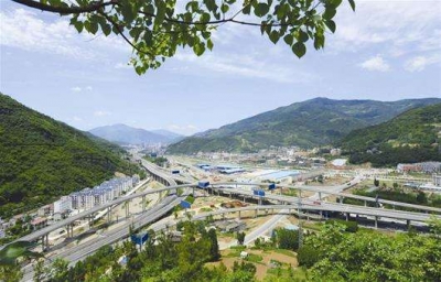 王宗惠深入余家湖保康工业园调研
