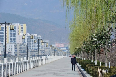县十八届人大常委会举行第十一次会议