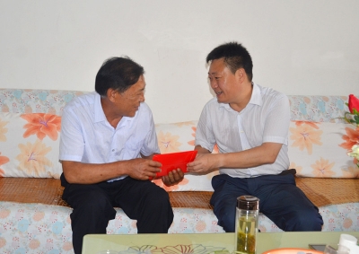 徐声军走访慰问困难老党员