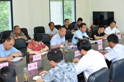 周国明到过渡湾镇鸿兴园村现场办公