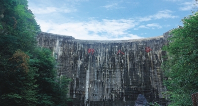 市直机关党员干部教育基地在尧治河村挂牌