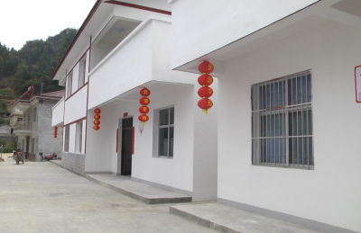 【城关镇】城关镇堰塘村易地搬迁户喜迁新居