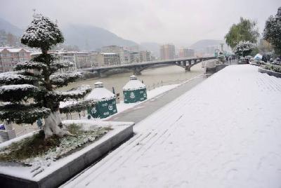 保康警方全力应对低温冰雪天气