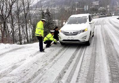 小雪来袭 保康全警上路保畅